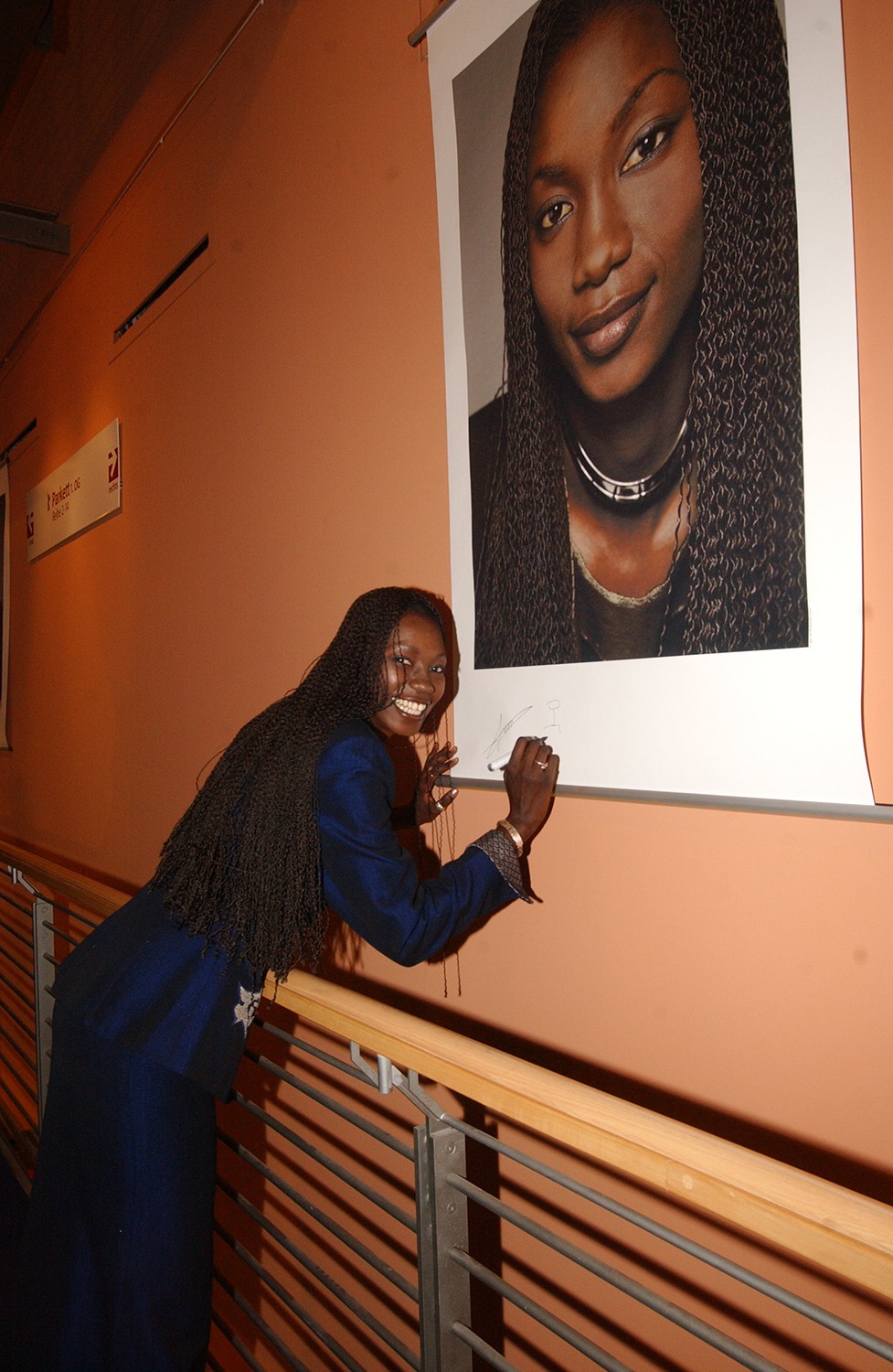 <p><i>Madame Brouette</i> leading actress Rokhaya Niang sign her photo </p>

